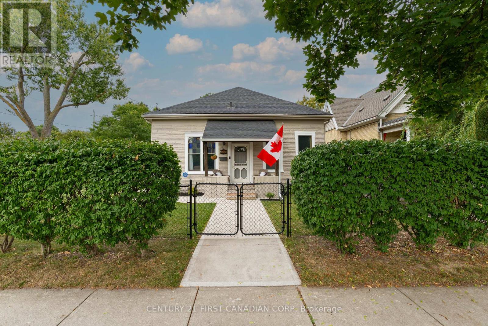217 Waterloo Street, London East, Ontario  N6B 2N2 - Photo 2 - X12383264