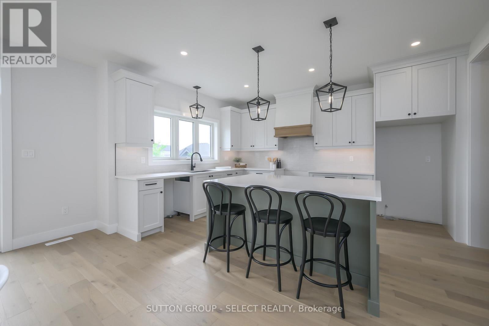138 Harvest Lane, Thames Centre, Ontario  N0L 1G3 - Photo 12 - X12383405