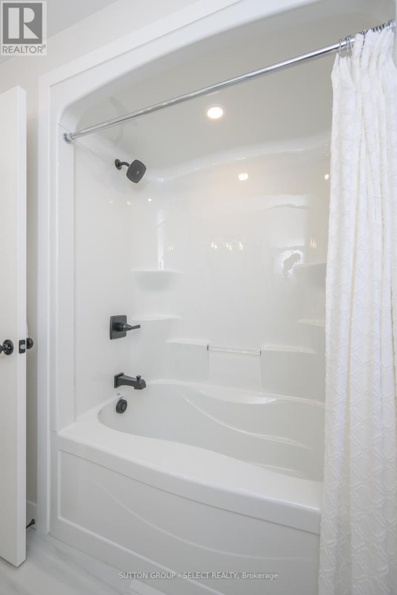 138 Harvest Lane, Thames Centre, Ontario  N0L 1G3 - Photo 34 - X12383405