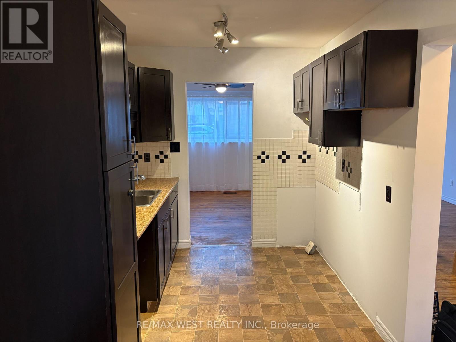 346 Fleetwood Crescent, Brampton, Ontario  L6T 2E7 - Photo 4 - W12378911