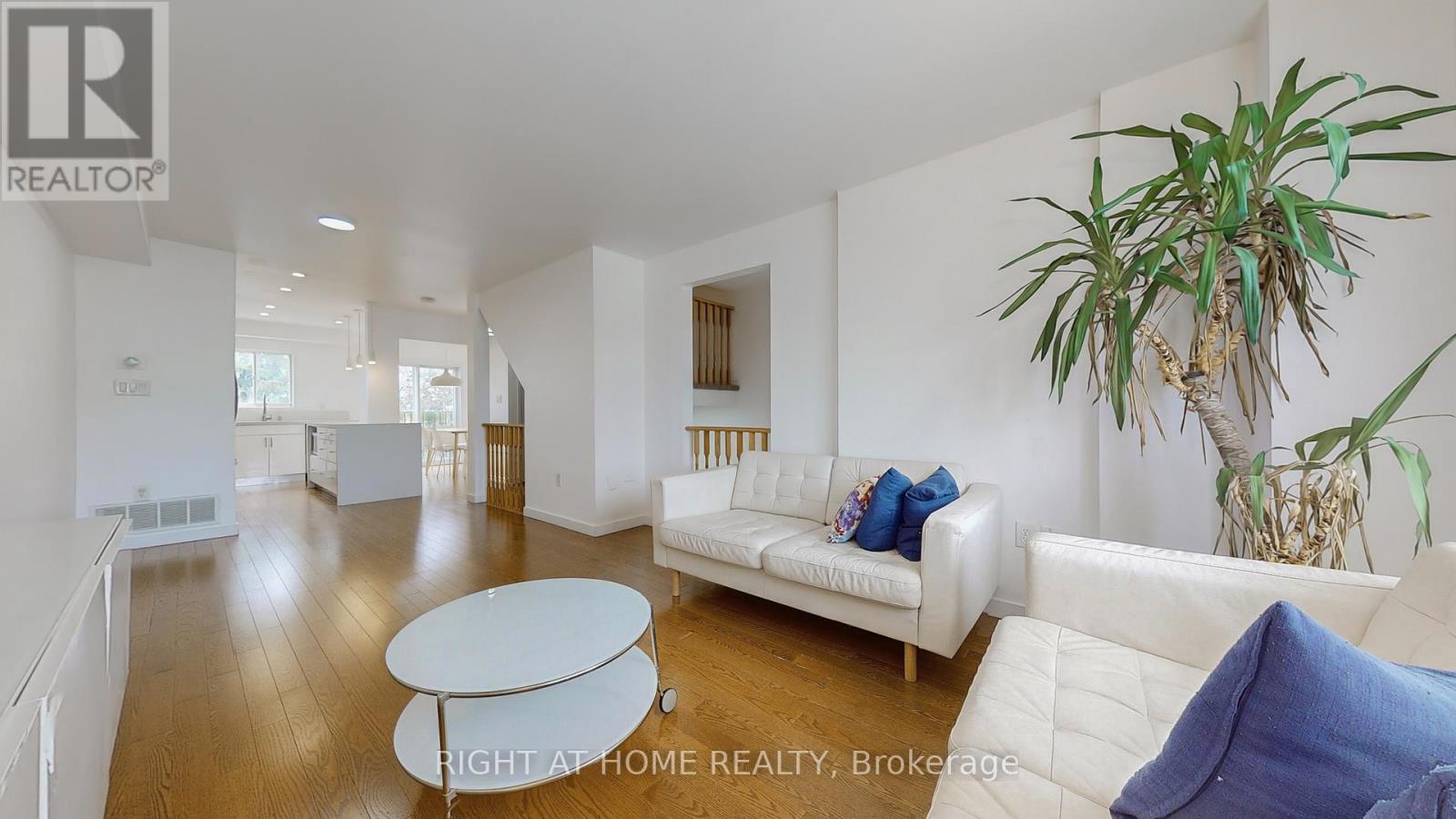 371 Fairgate Way, Oakville, Ontario  L6H 6Y1 - Photo 6 - W12383210