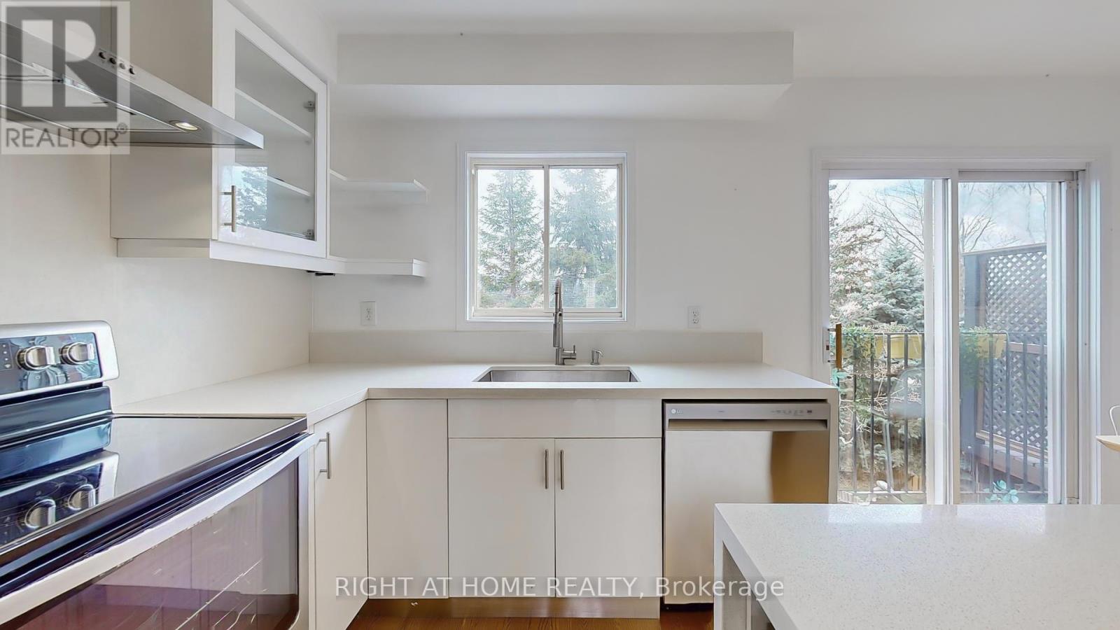 371 Fairgate Way, Oakville, Ontario  L6H 6Y1 - Photo 8 - W12383210