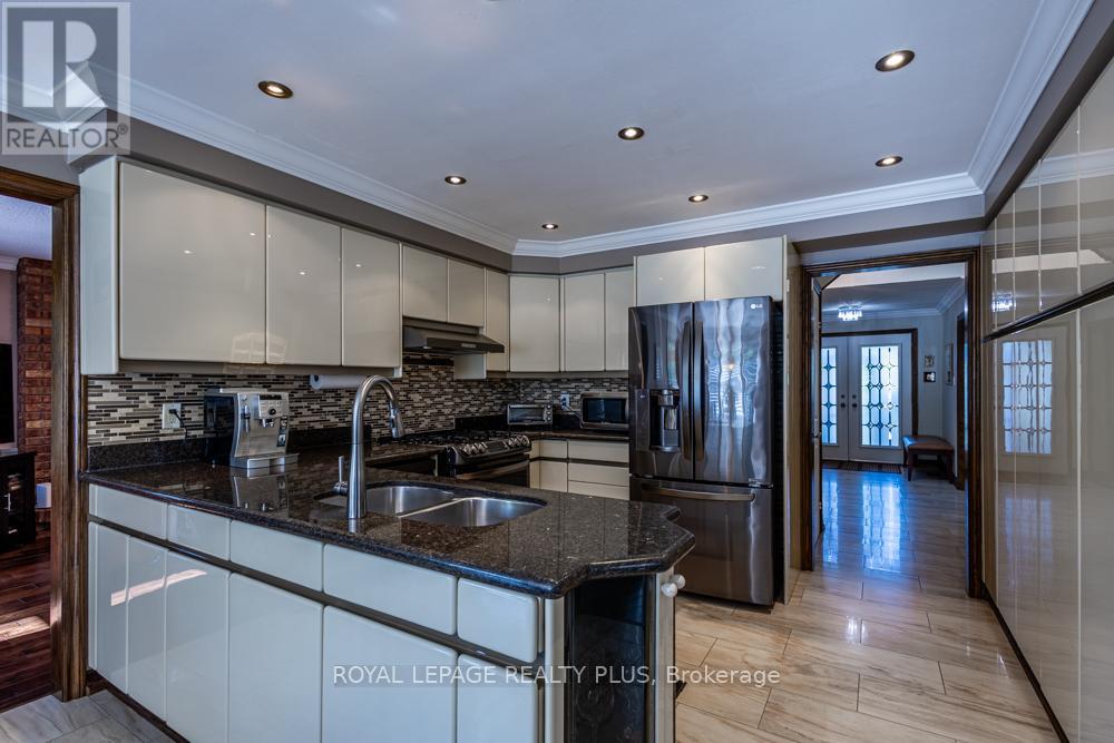1827 Folkway Drive, Mississauga (Erin Mills), Ontario  L5L 2X1 - Photo 17 - W12383245