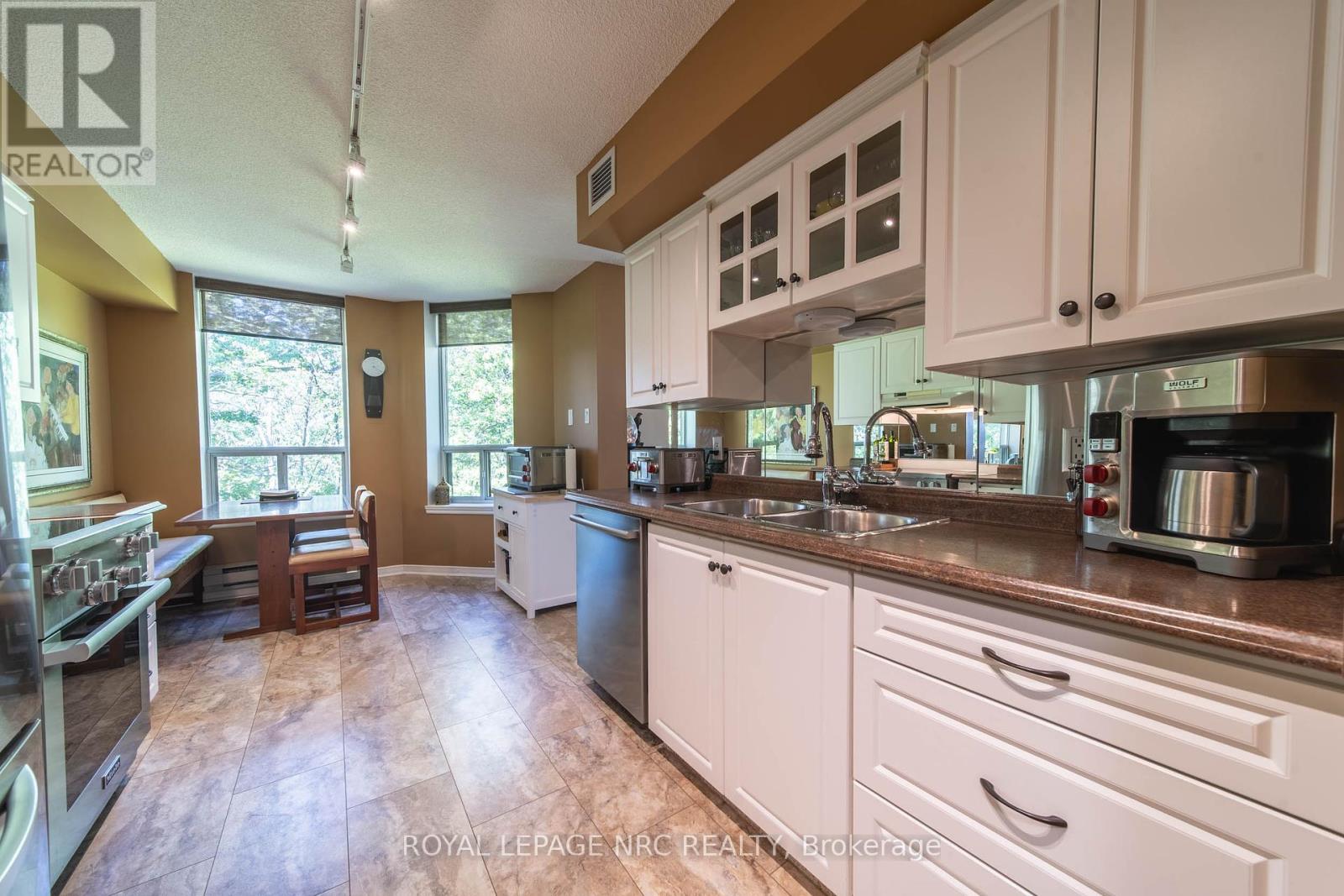 401 - 8111 Forest Glen Drive, Niagara Falls, Ontario  L2H 2Y7 - Photo 3 - X12383424
