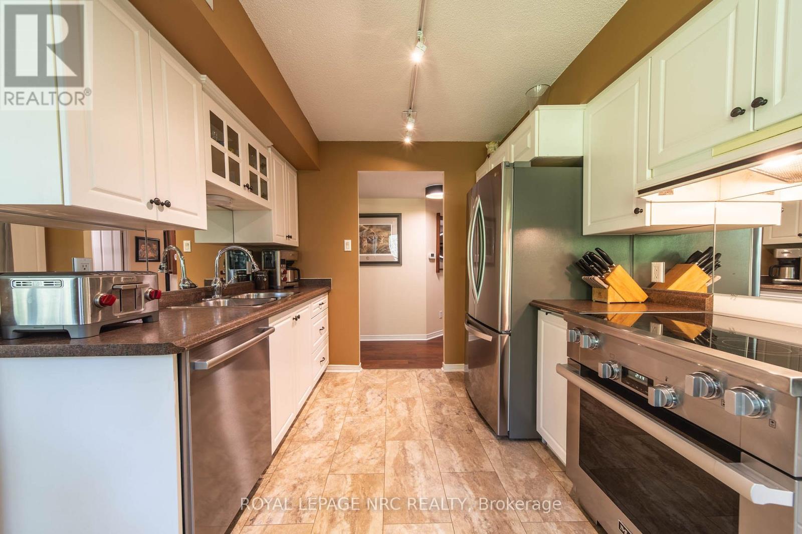 401 - 8111 Forest Glen Drive, Niagara Falls, Ontario  L2H 2Y7 - Photo 4 - X12383424