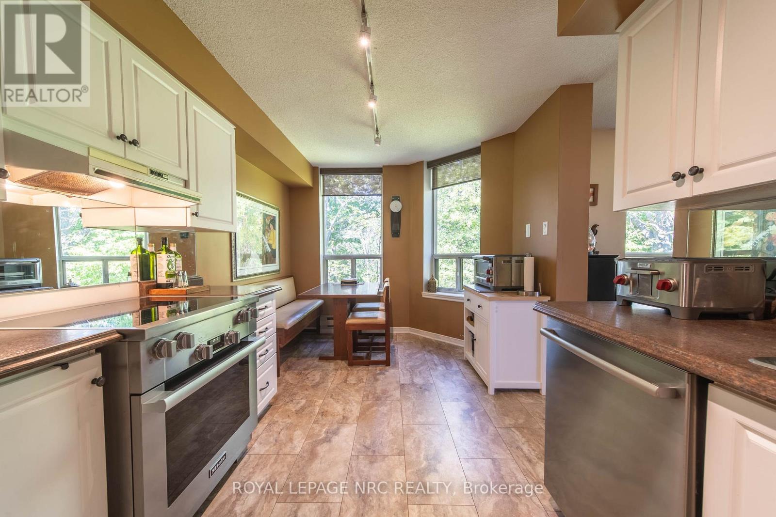 401 - 8111 Forest Glen Drive, Niagara Falls, Ontario  L2H 2Y7 - Photo 5 - X12383424