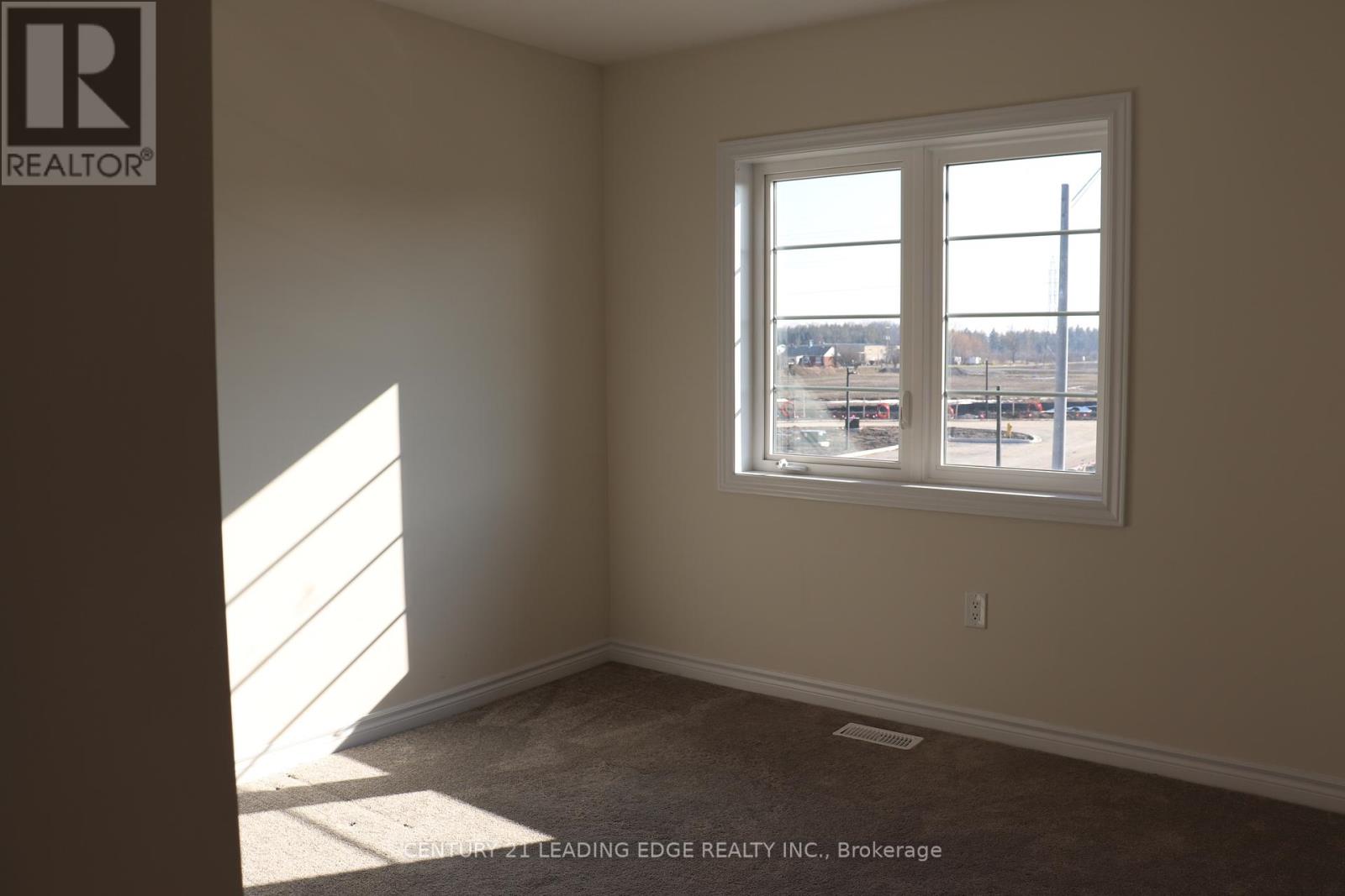 12 Peach Street, Thorold, Ontario  L2V 0K1 - Photo 4 - X12383258