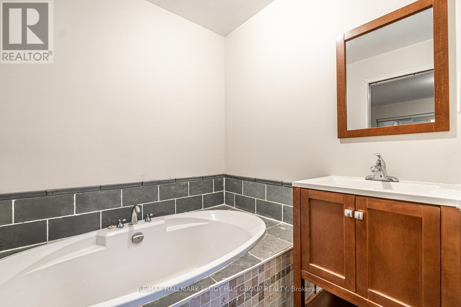 4 Clover Court, Kawartha Lakes, Ontario  K0M 2A0 - Photo 11 - X12383260