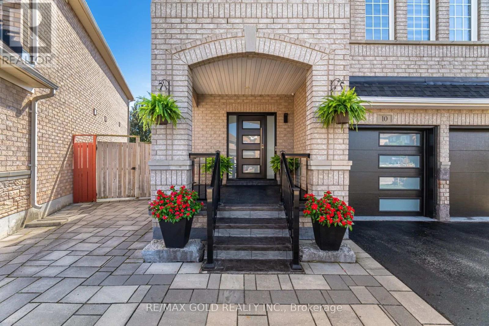 10 Cloverlawn Street, Brampton, Ontario  L7A 3X5 - Photo 3 - W12357306