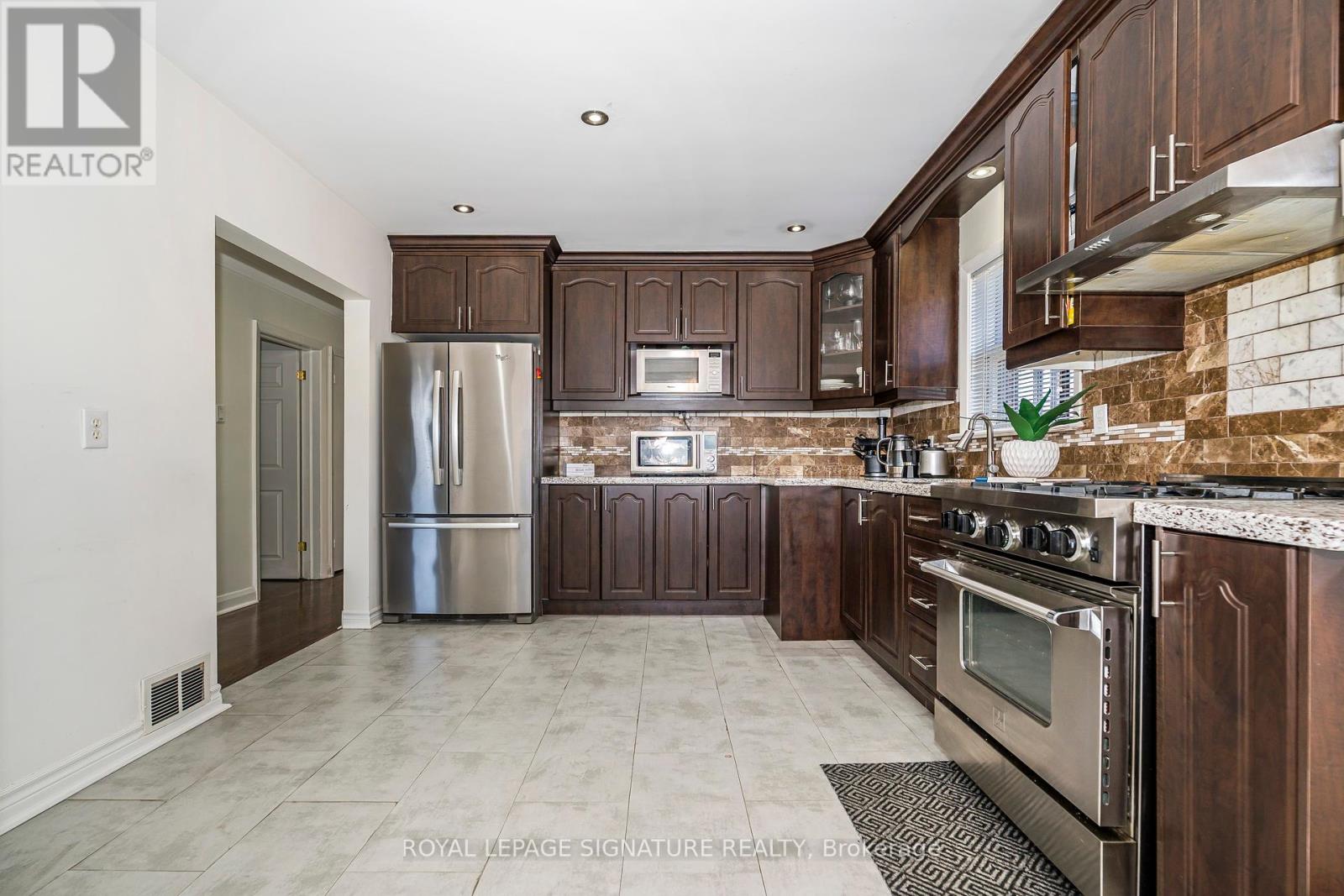 136 Regina Avenue, Toronto, Ontario  M6A 1R7 - Photo 13 - C12383270