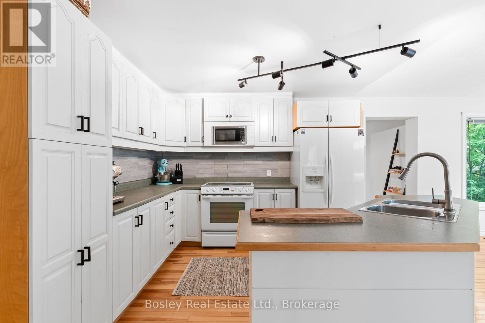 136 Maple Lane, Blue Mountains, Ontario  N0H 2E0 - Photo 12 - X12383580