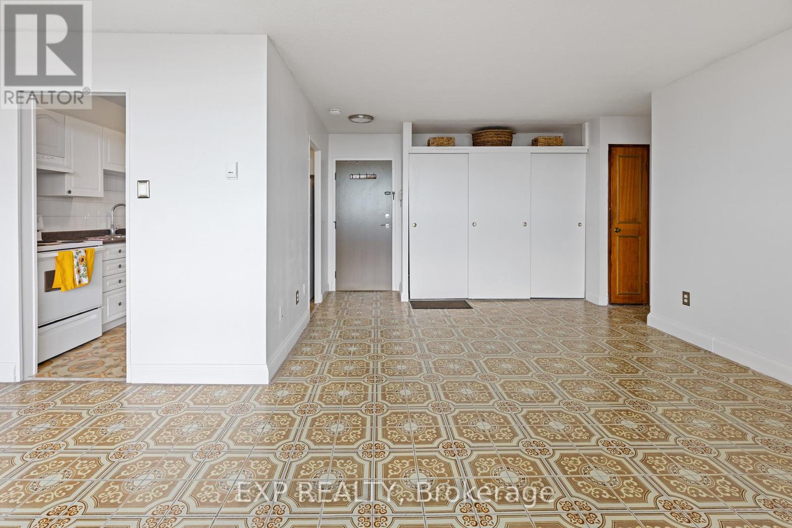 2006 - 3390 Weston Road, Toronto, Ontario  M9M 2X3 - Photo 4 - W12383293