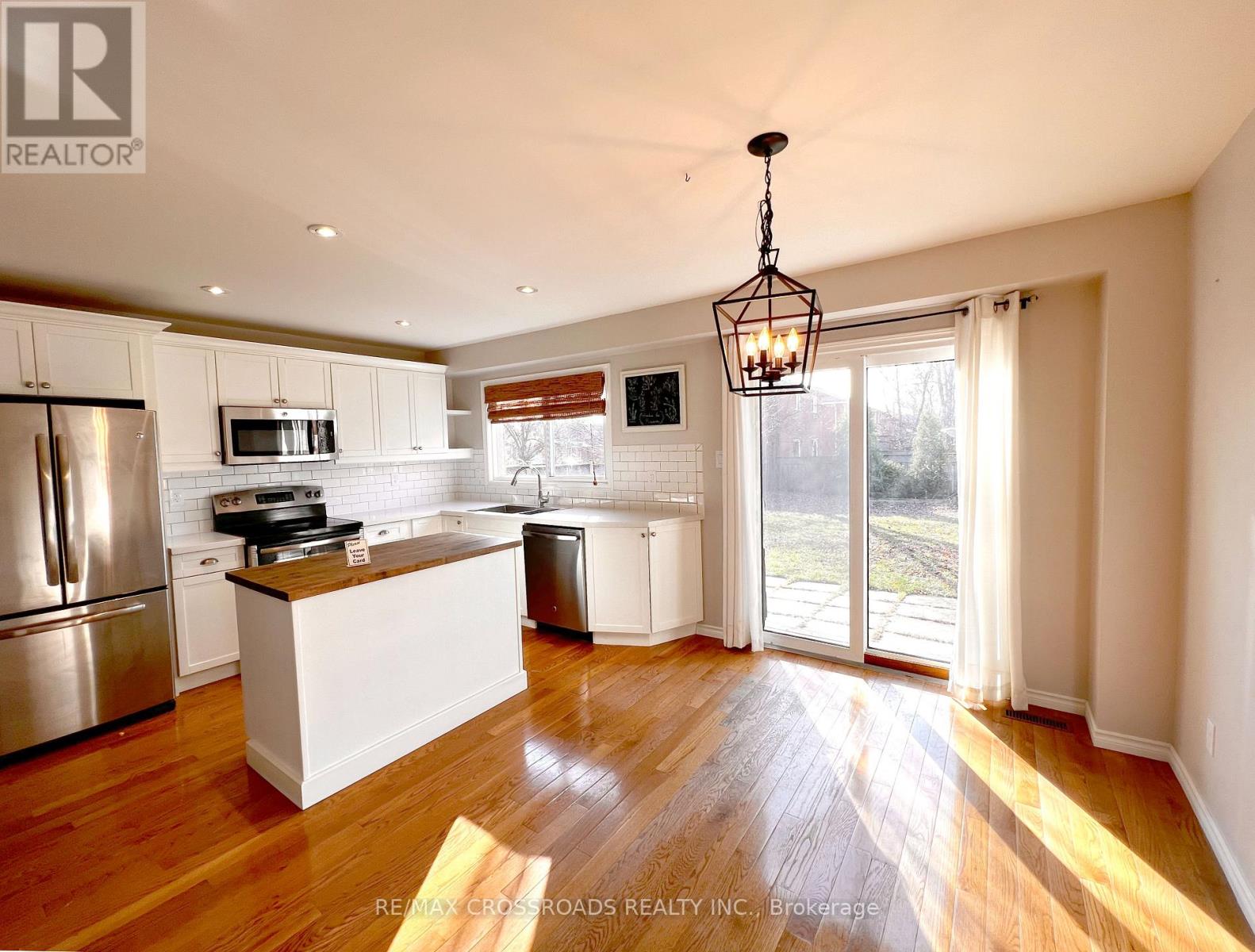 1559 Parish Lane, Oakville, Ontario  L6M 2Z6 - Photo 2 - W12383337