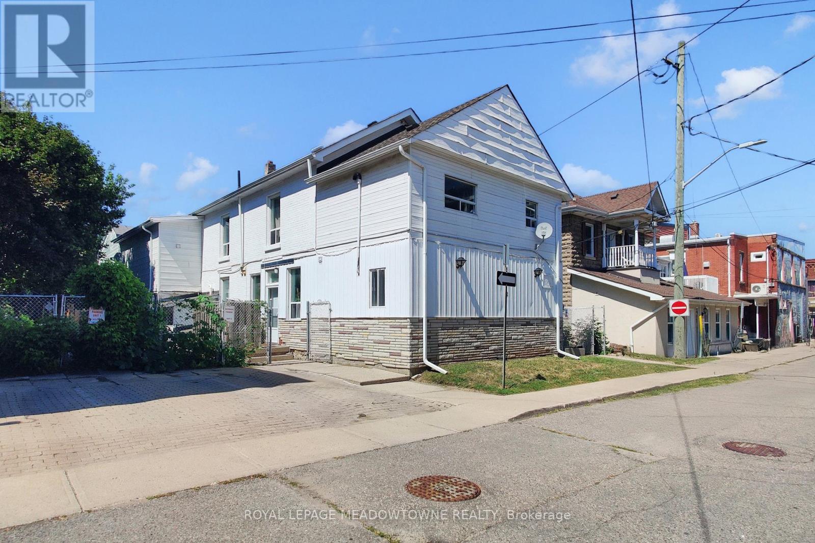 6 - 12 Wesleyan Street, Halton Hills, Ontario  L7G 2E1 - Photo 2 - W12383411