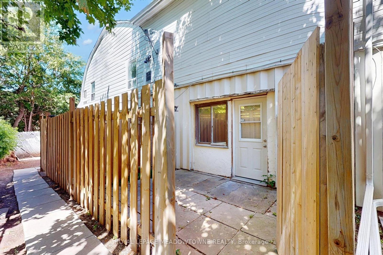 6 - 12 Wesleyan Street, Halton Hills, Ontario  L7G 2E1 - Photo 5 - W12383411