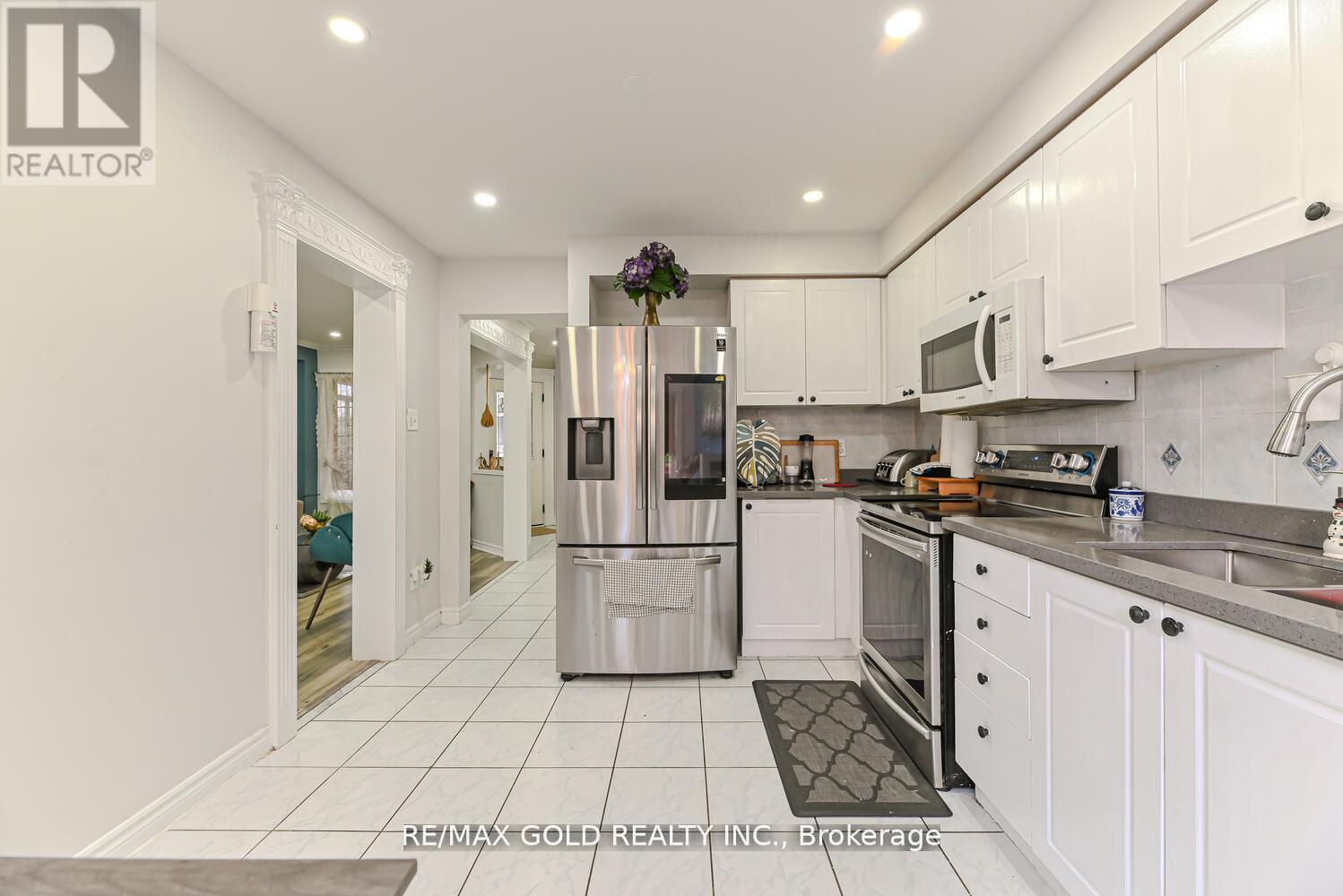 89 Black Forest Drive, Brampton, Ontario  L6R 2E6 - Photo 11 - W12383428