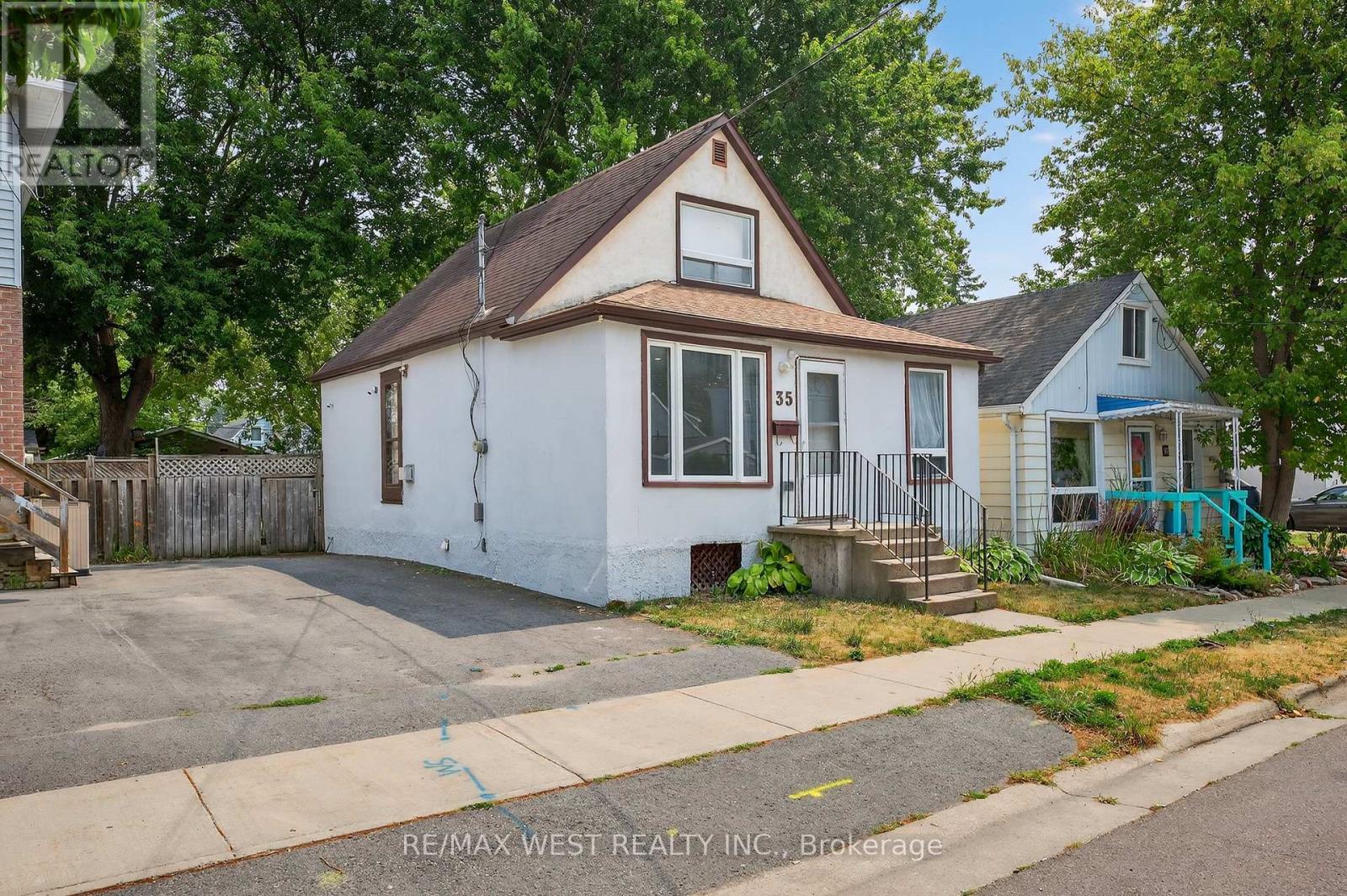 35 Kingscourt Avenue, Kingston (East Of Sir John A. Blvd), Ontario  K7K 4N6 - Photo 2 - X12383273