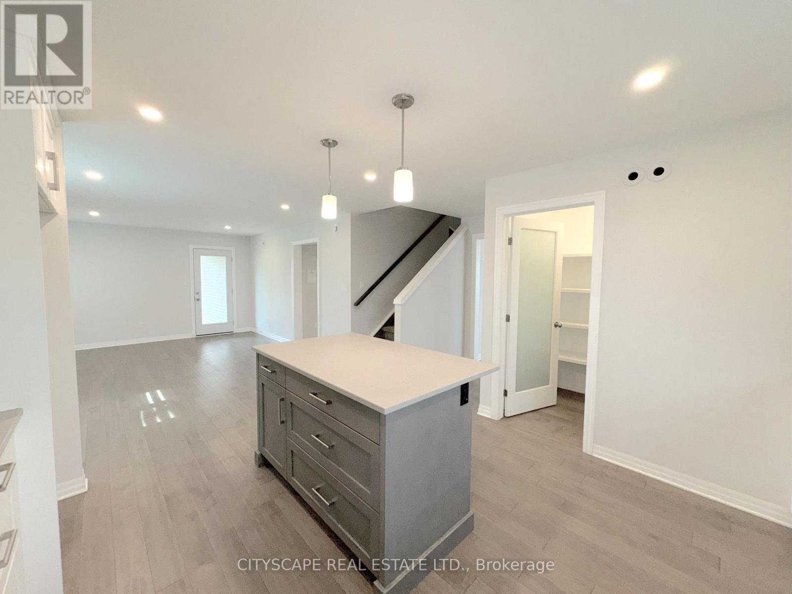 118 Benjamin Parkway, St. Thomas, Ontario  N5R 0L6 - Photo 10 - X12383453