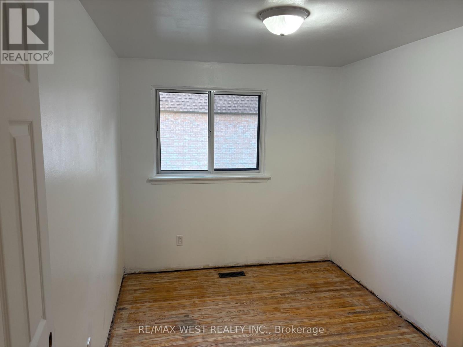 346 Fleetwood Crescent, Brampton, Ontario  L6T 2E7 - Photo 7 - W12378911