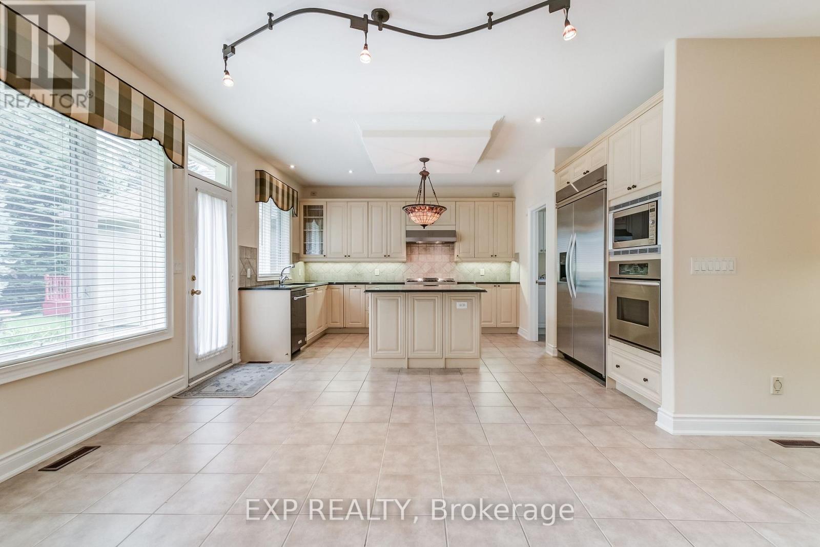 806 Hidden Grove Lane, Mississauga, Ontario  L5H 4L3 - Photo 8 - W12381329