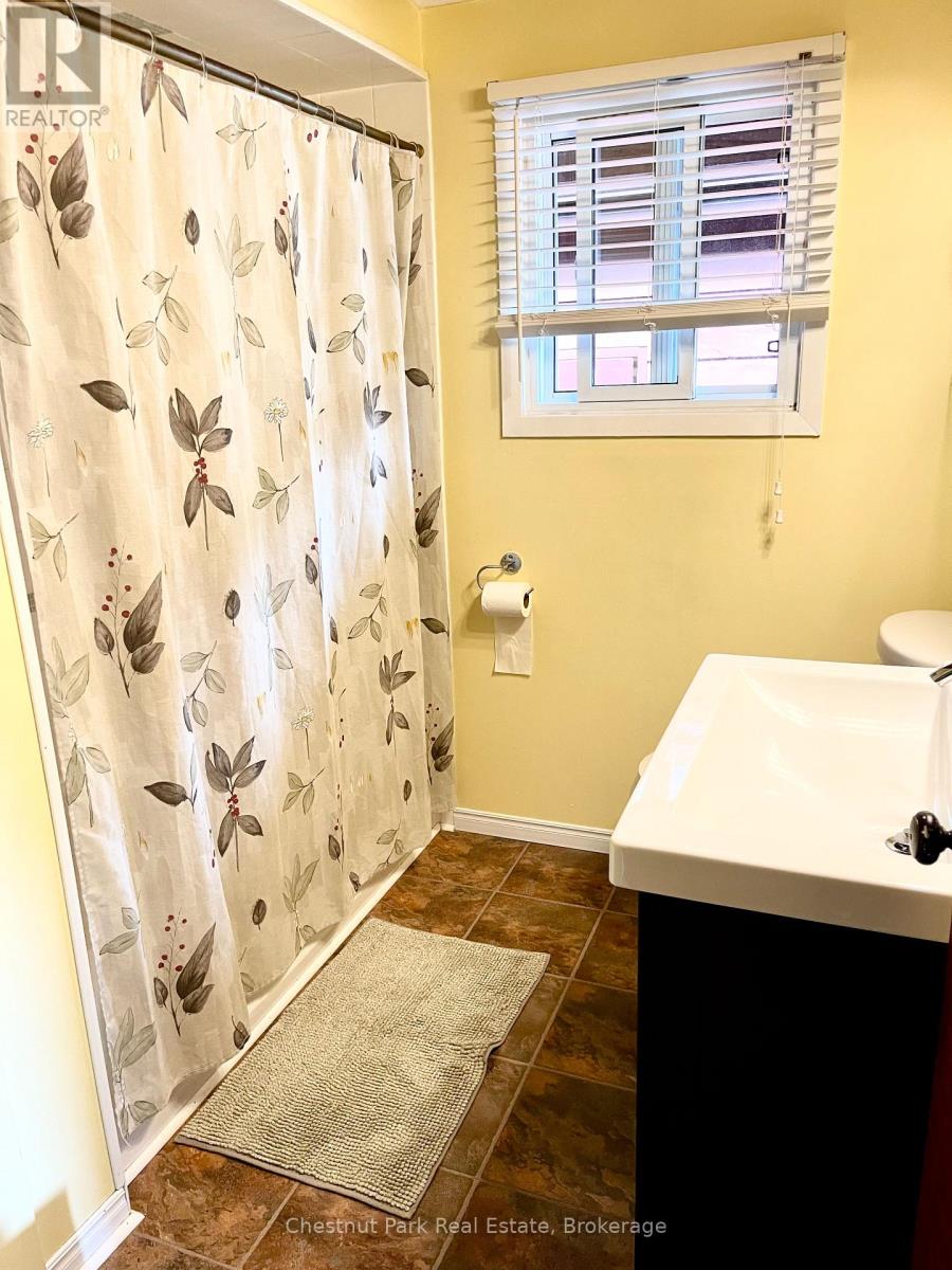 72 59th Street S, Wasaga Beach, Ontario  L9Z 1V8 - Photo 3 - S12383631