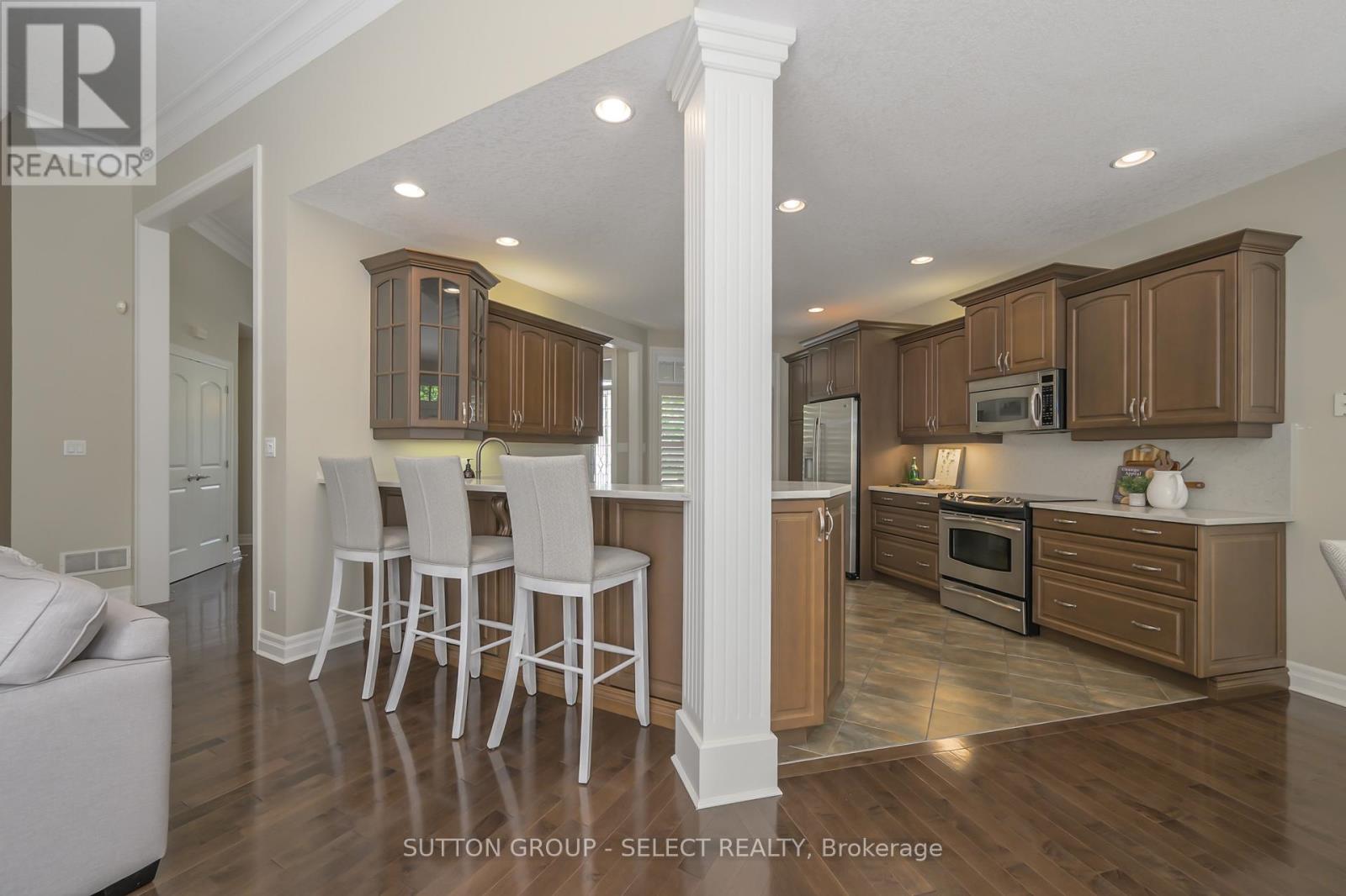 61 - 2014 Valleyrun Boulevard, London North (North R), Ontario  N6G 5N8 - Photo 4 - X12383634