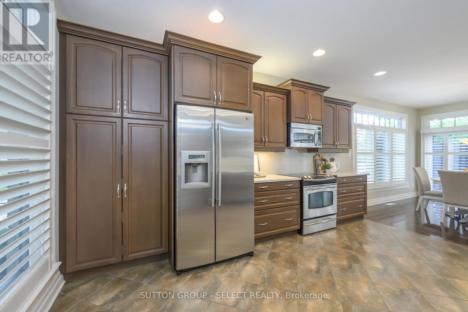 61 - 2014 Valleyrun Boulevard, London North (North R), Ontario  N6G 5N8 - Photo 5 - X12383634