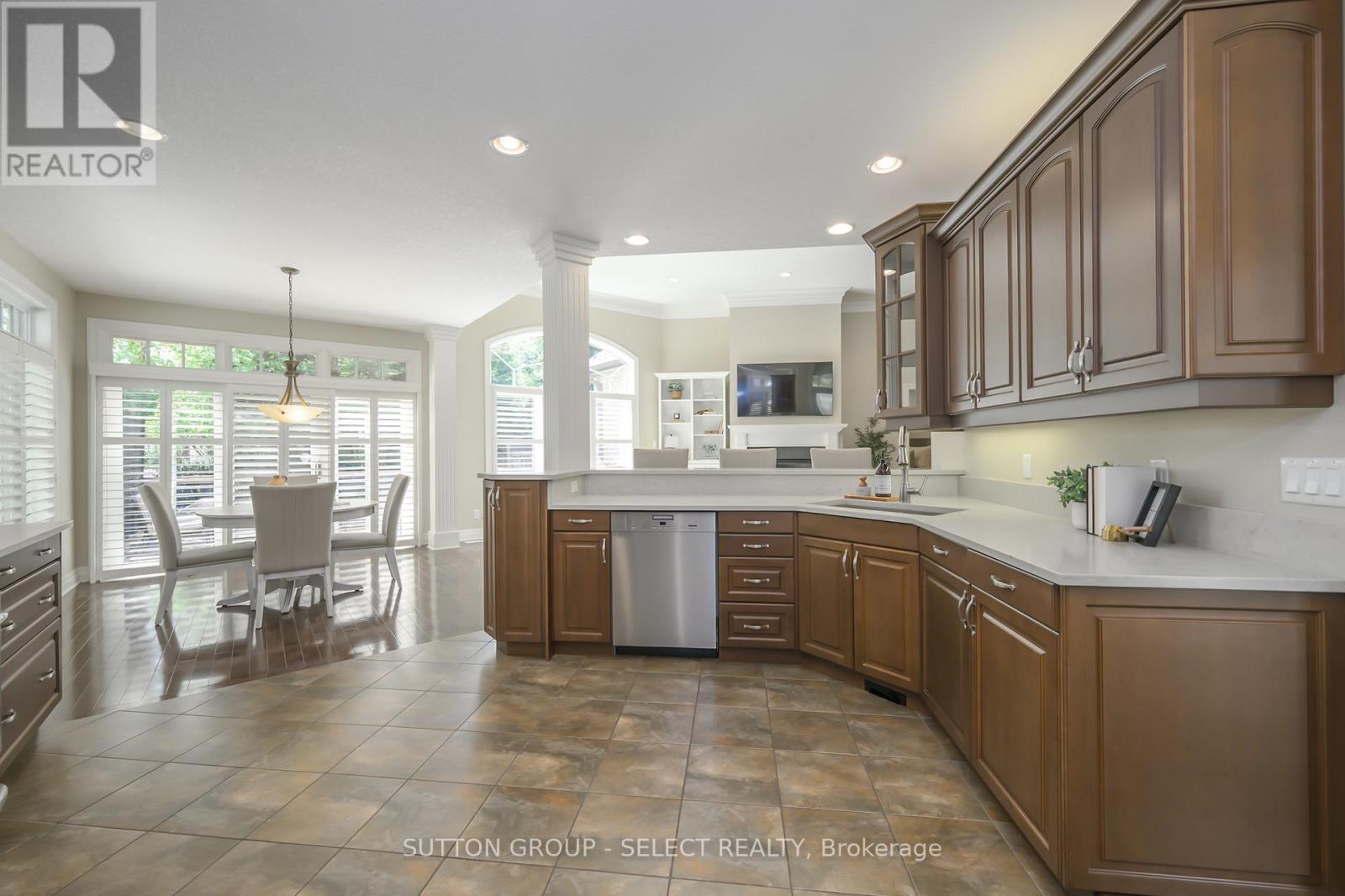 61 - 2014 Valleyrun Boulevard, London North (North R), Ontario  N6G 5N8 - Photo 6 - X12383634