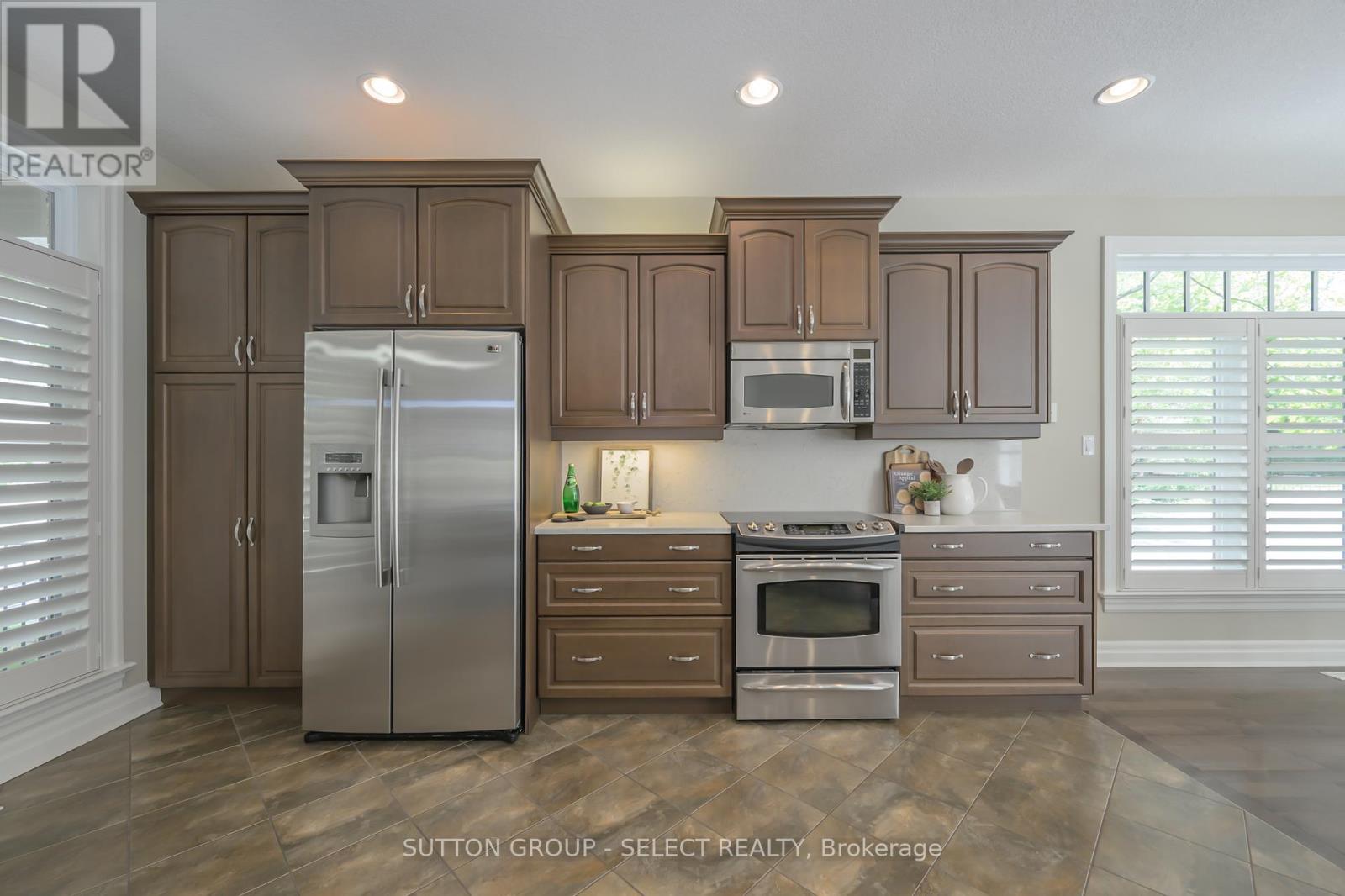 61 - 2014 Valleyrun Boulevard, London North (North R), Ontario  N6G 5N8 - Photo 8 - X12383634
