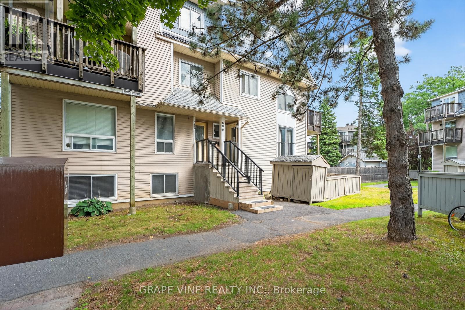 606 Tanguay Court, Ottawa, Ontario  K2L 3X3 - Photo 2 - X12383787