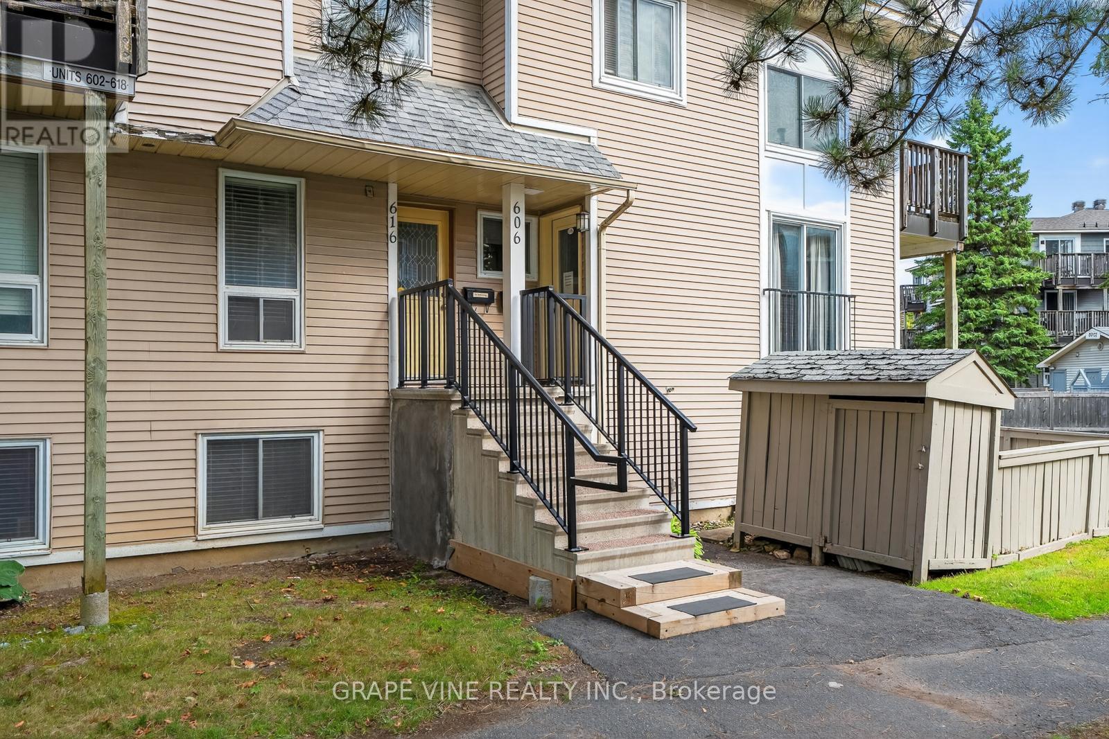 606 Tanguay Court, Ottawa, Ontario  K2L 3X3 - Photo 3 - X12383787