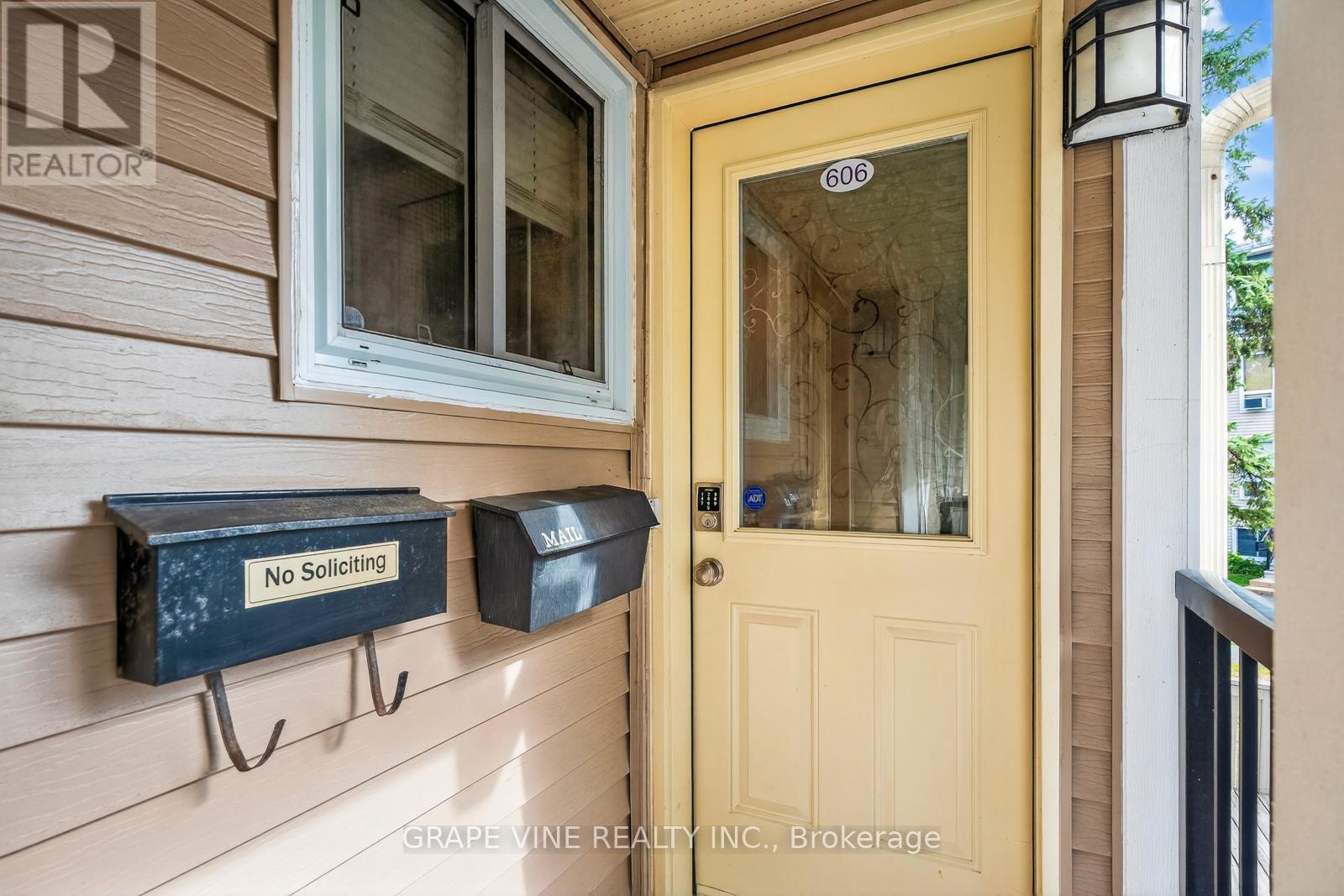 606 Tanguay Court, Ottawa, Ontario  K2L 3X3 - Photo 4 - X12383787