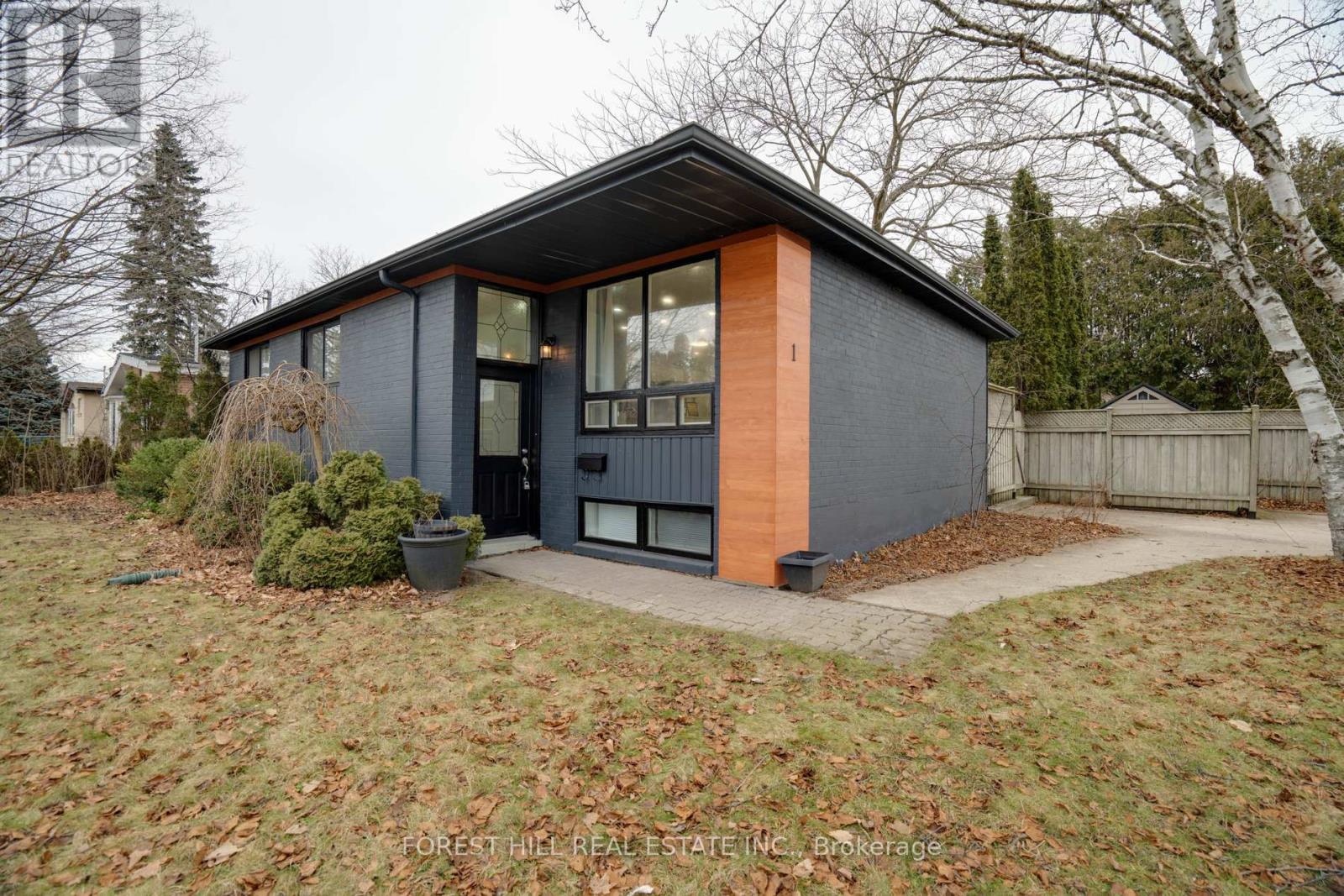 1 Willis Drive, Aurora, Ontario  L4G 2J8 - Photo 2 - N12383496