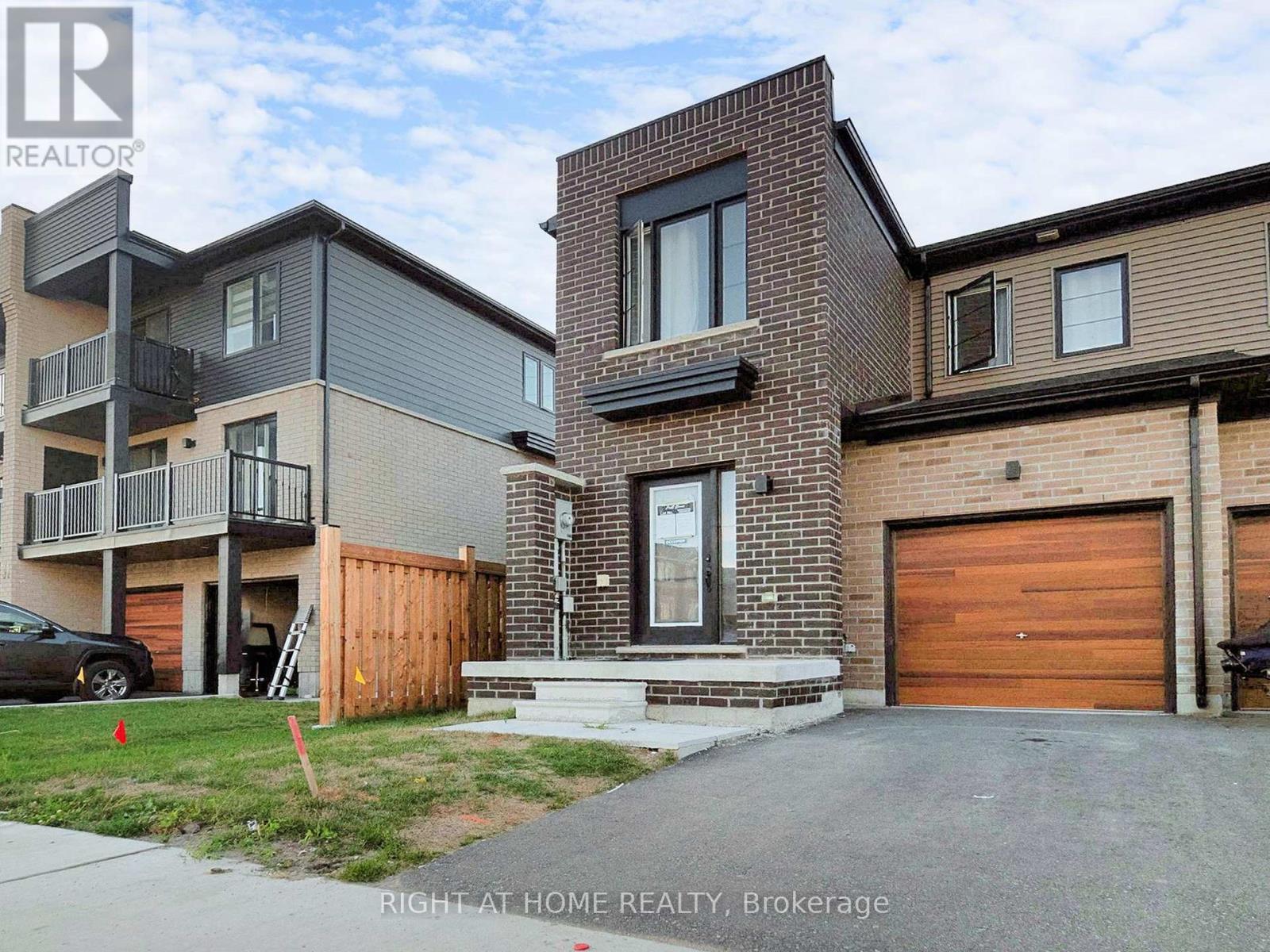 33 Pumpkin Corner Crescent, Barrie, Ontario  L9J 0C2 - Photo 1 - S12383583