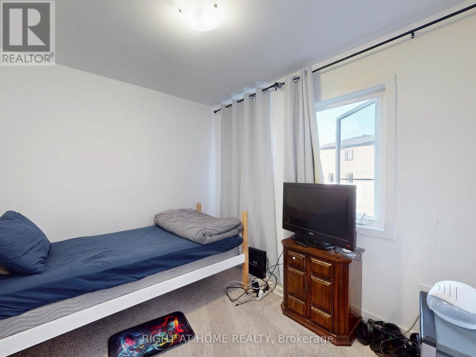 33 Pumpkin Corner Crescent, Barrie, Ontario  L9J 0C2 - Photo 12 - S12383583