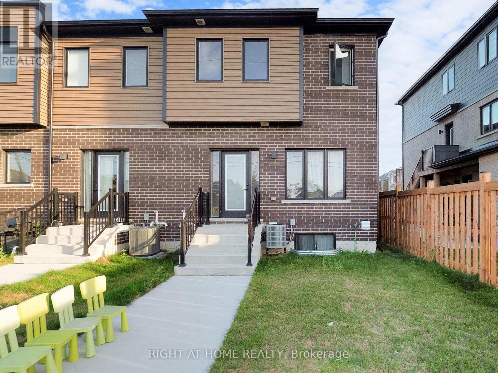 33 Pumpkin Corner Crescent, Barrie, Ontario  L9J 0C2 - Photo 14 - S12383583
