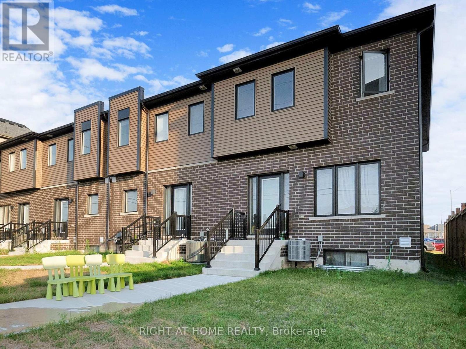 33 Pumpkin Corner Crescent, Barrie, Ontario  L9J 0C2 - Photo 15 - S12383583