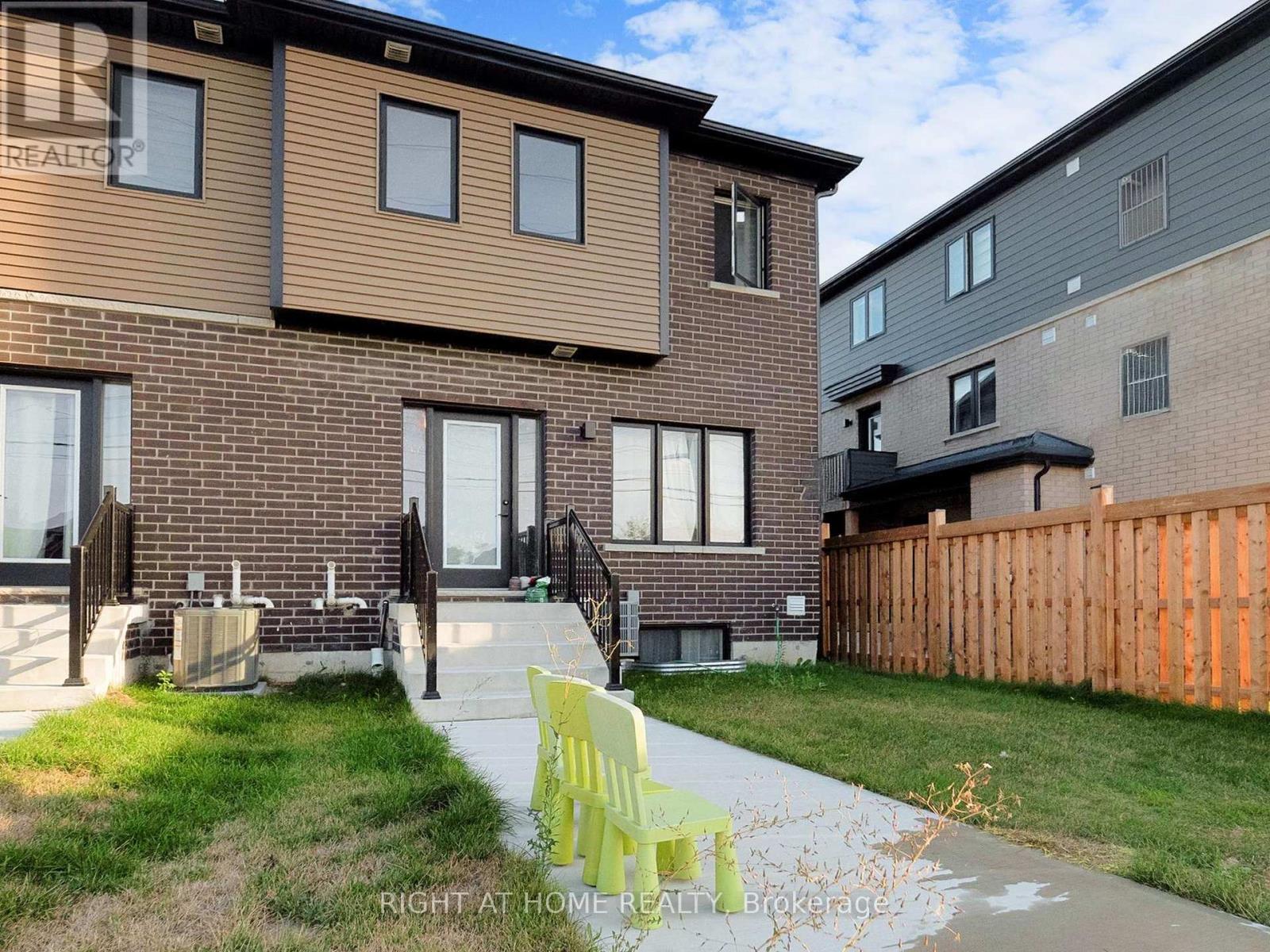 33 Pumpkin Corner Crescent, Barrie, Ontario  L9J 0C2 - Photo 16 - S12383583