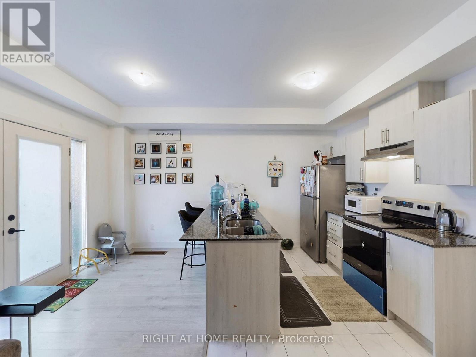 33 Pumpkin Corner Crescent, Barrie, Ontario  L9J 0C2 - Photo 6 - S12383583