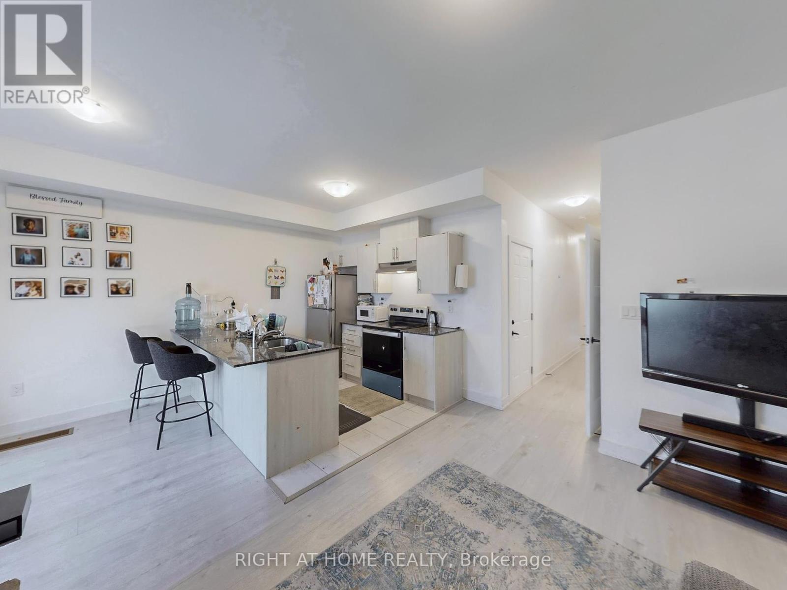33 Pumpkin Corner Crescent, Barrie, Ontario  L9J 0C2 - Photo 7 - S12383583