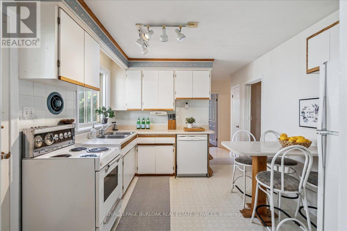 1424 Alfred Crescent, Burlington (Brant), Ontario  L7S 1K7 - Photo 8 - W12383486