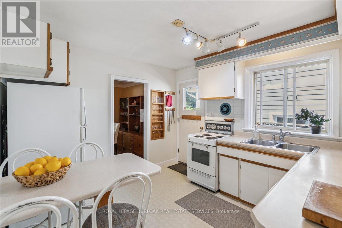 1424 Alfred Crescent, Burlington (Brant), Ontario  L7S 1K7 - Photo 9 - W12383486