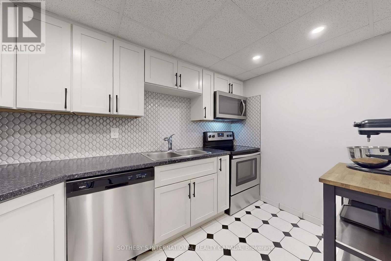 406 - 25 Fairview Road W, Mississauga, Ontario  L5B 3Y8 - Photo 10 - W12383521