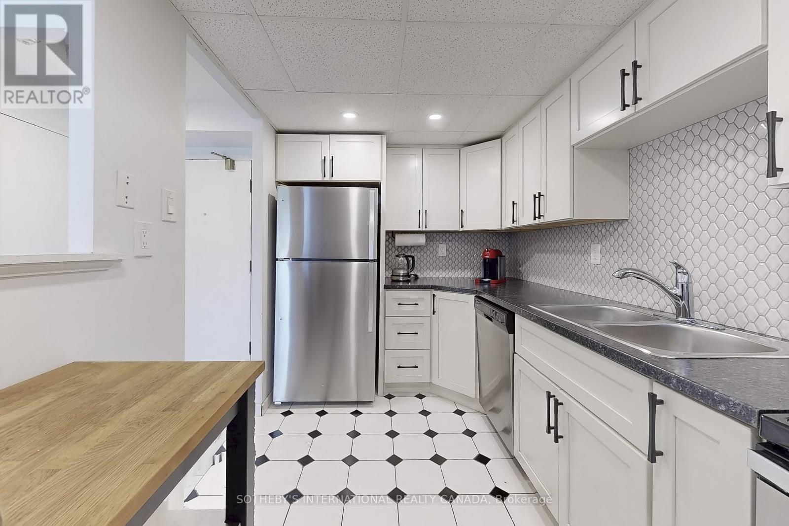 406 - 25 Fairview Road W, Mississauga, Ontario  L5B 3Y8 - Photo 11 - W12383521
