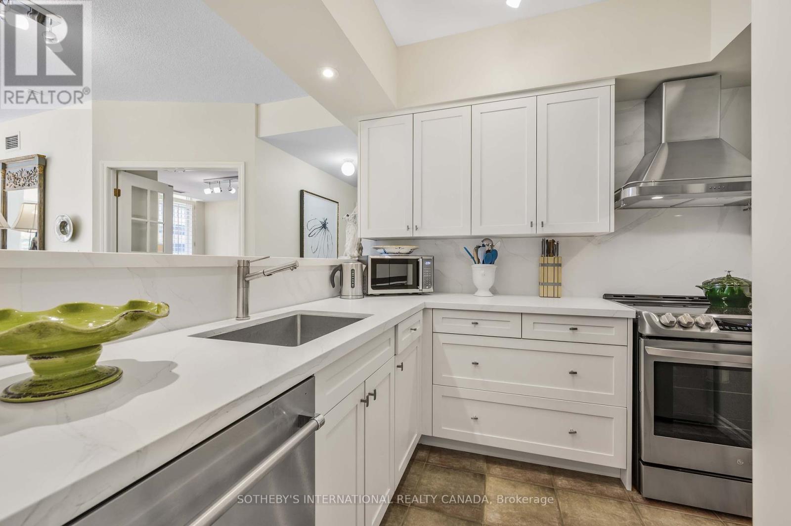 605 - 1 Deer Park Crescent, Toronto (Yonge-St. Clair), Ontario  M4V 3C4 - Photo 11 - C12383809