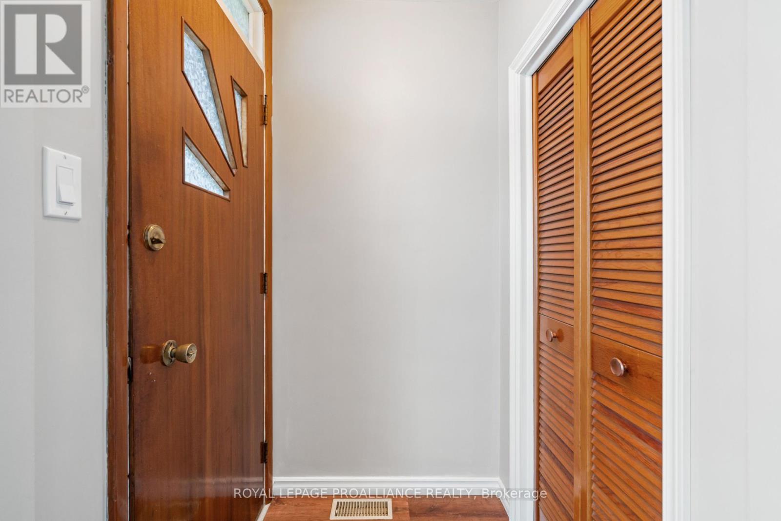 133 Victor Road, Prescott, Ontario  K0E 1T0 - Photo 3 - X12383814