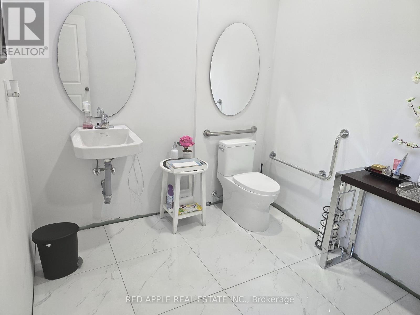 5 Holland Street W, Bradford West Gwillimbury (Bradford), Ontario  L3Z 2A8 - Photo 3 - N12383629
