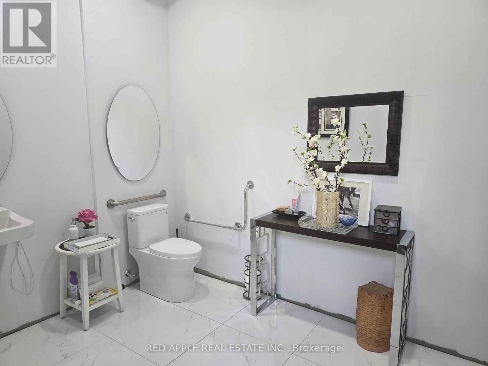 5 Holland Street W, Bradford West Gwillimbury (Bradford), Ontario  L3Z 2A8 - Photo 4 - N12383629