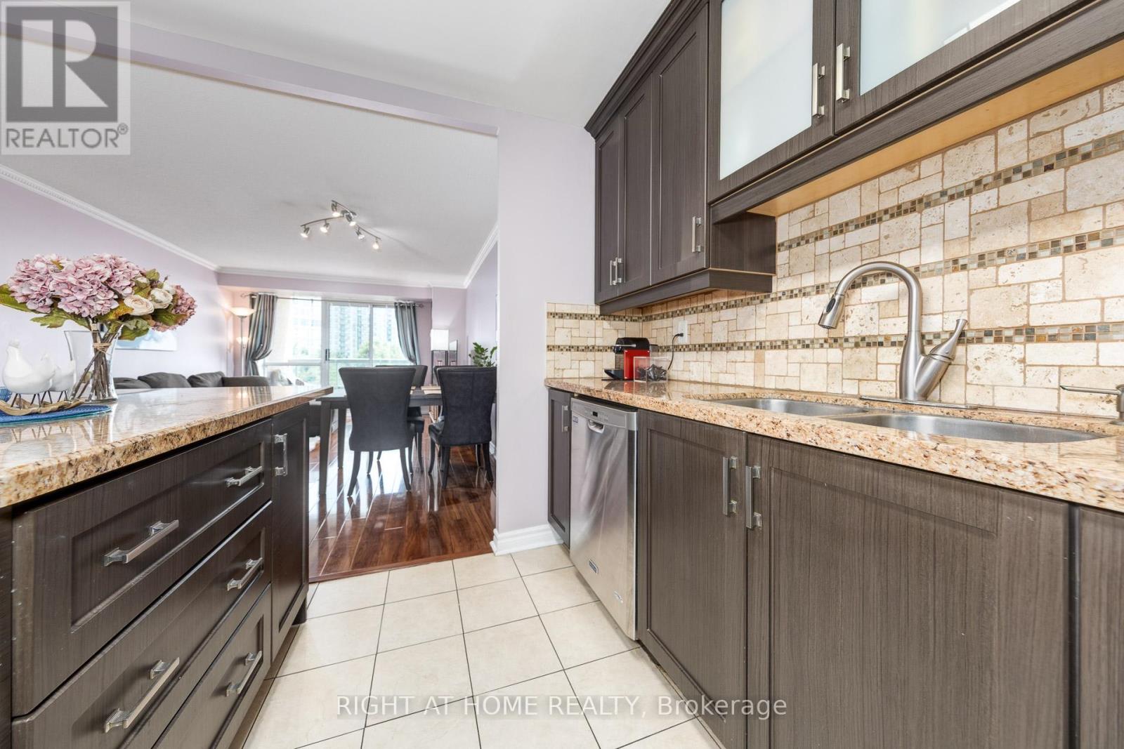 510 - 745 New Westminster Drive, Vaughan (Brownridge), Ontario  L4J 8J9 - Photo 4 - N12383657