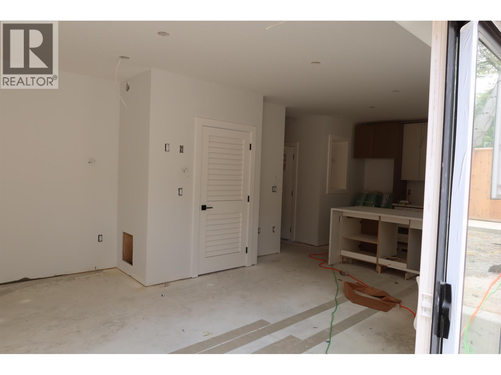 A 2735 W 8th Avenue, Vancouver, British Columbia  V6K 2B7 - Photo 2 - R3043069